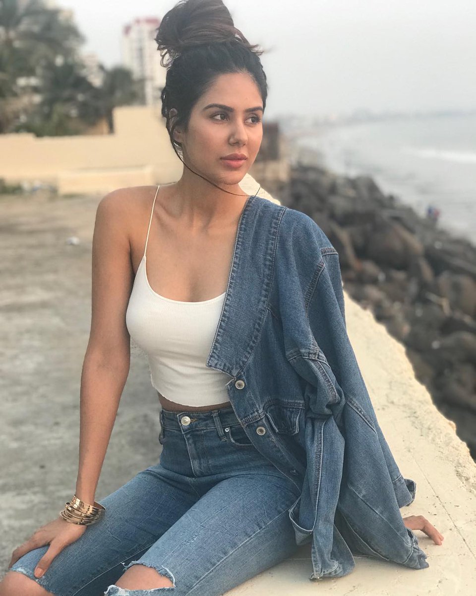 Sonam bajwa armpit