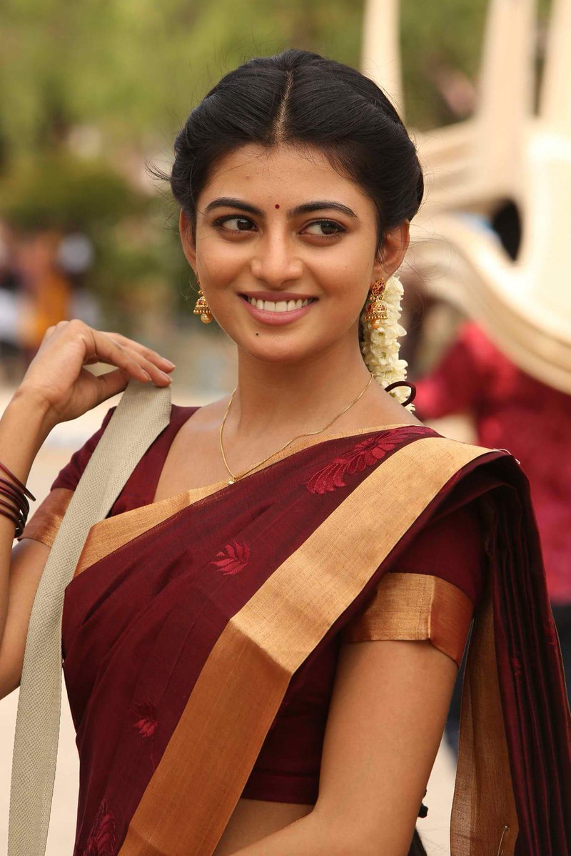 Kayal anandhi navel