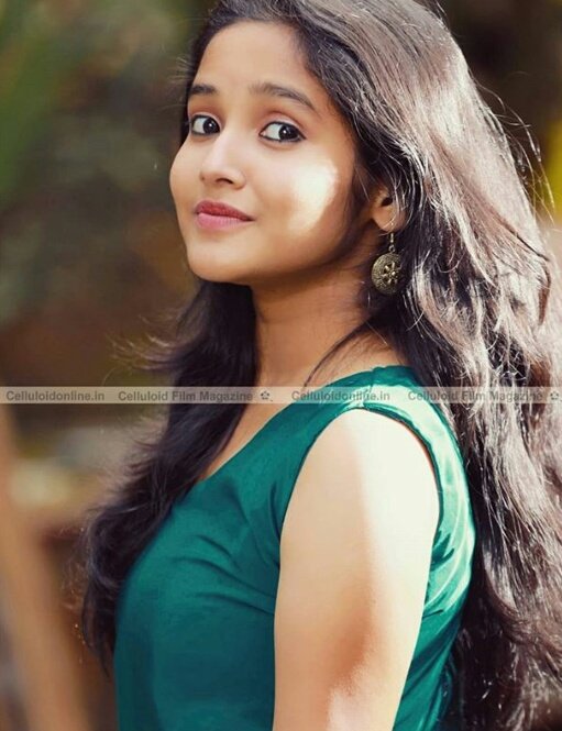 Anikha Surendran-sexy-hot-side-lovely-cute-boobs-show-Johny Johny Yes Appa-malayalam-movie-actress-stills