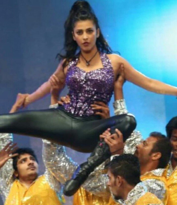 Touching Armpits-Shruthi haasan-sexy-creamy-shaven-yummy-actress-armpit-stills