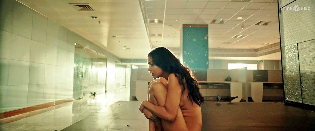 Amala Paul Nude Scene Pics- Side Boobs-1