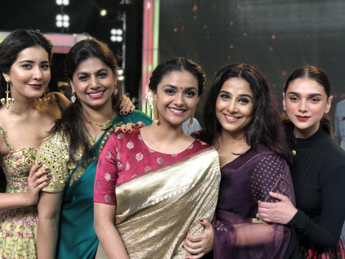 Looks-like-RaashiKhanna-Keerthy-suresh-vidya-balan-aditi-rao-hydari-had-a-gala-time-bonding-with-each-other